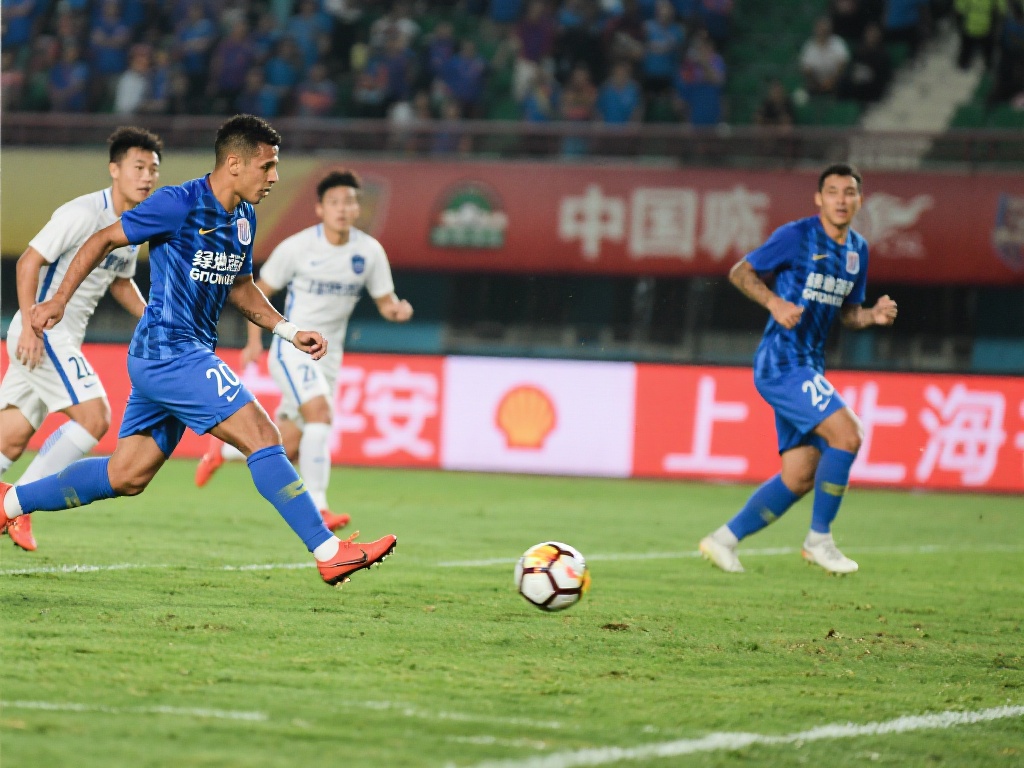 米内罗传射建功吴曦破门 申花客胜河南 比赛开场后,对双方来说都是一次心理博弈。