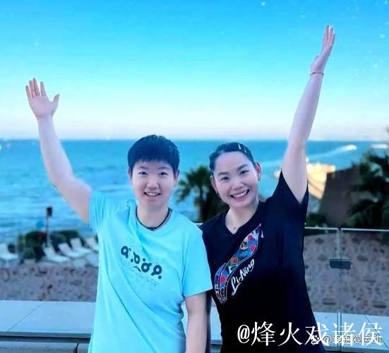 暖心陪伴！孙颖莎伤退返京治疗脚伤，何卓佳悉心照料显姐妹情深